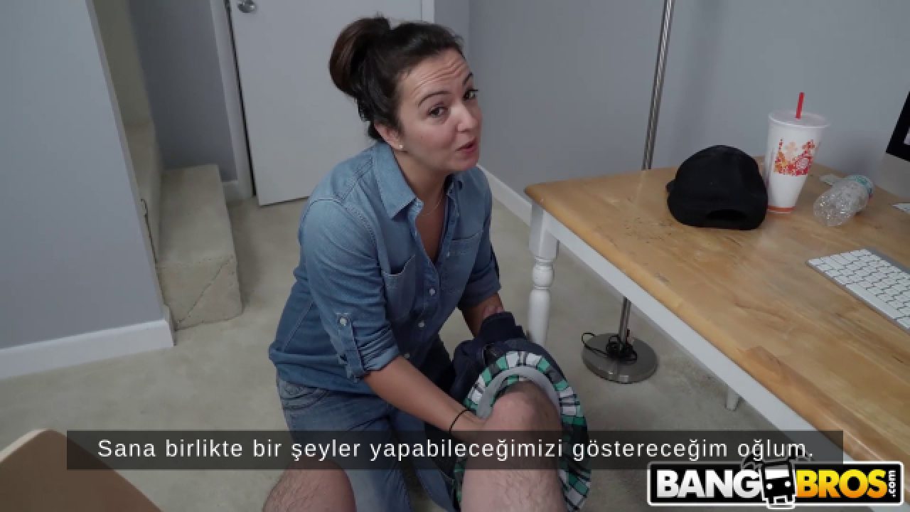 Kocasından Gizlice Üvey Oğlunun Tatmin Olmasına Yardım Ediyor - Porno İzle